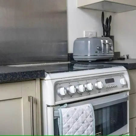 Entire In Armley Great For Families And Contractors Free Parking And Long Rates *