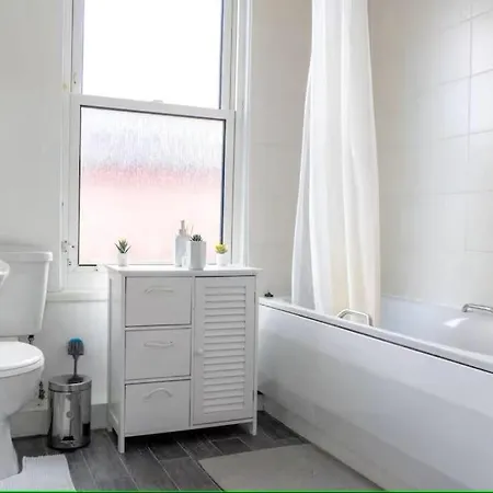 Holiday home Entire In Armley Great For Families And Contractors Free Parking And Long Rates